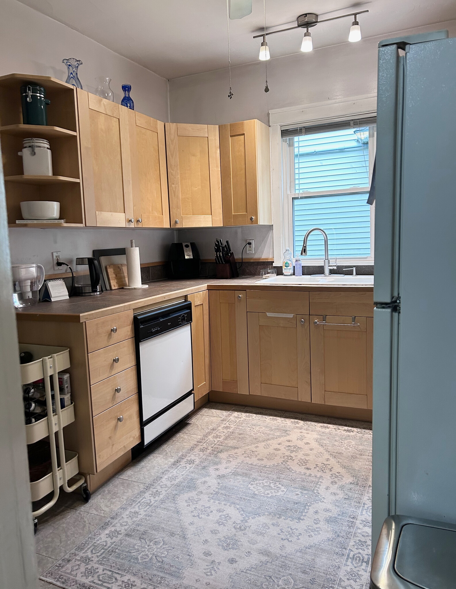 Dishwasher and microwave - 4947 York Ave S