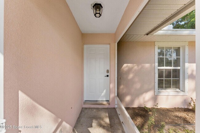 Building Photo - 158 Empress Ave