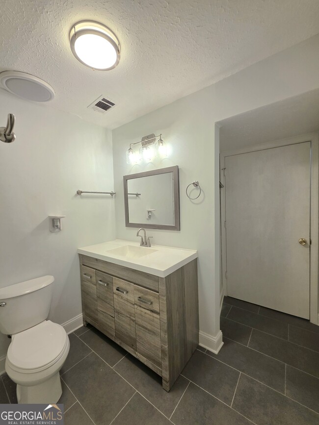 Building Photo - 3460 Meadowview Dr