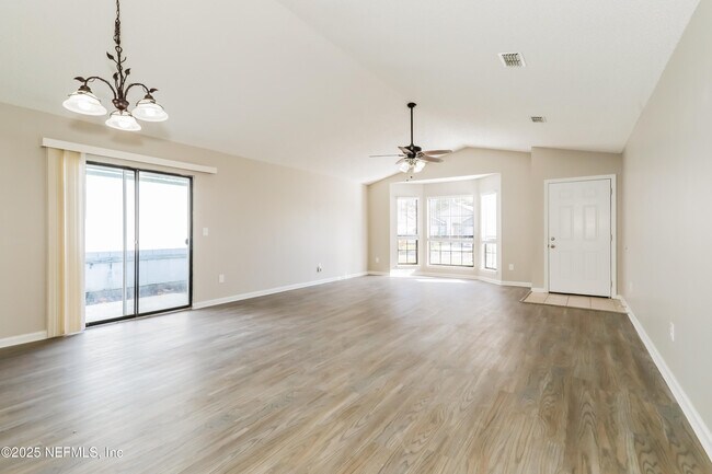 Building Photo - 1852 Manitoba Ct N