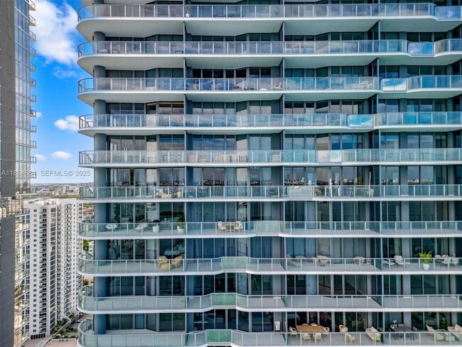 Building Photo - 700 NE 24th St