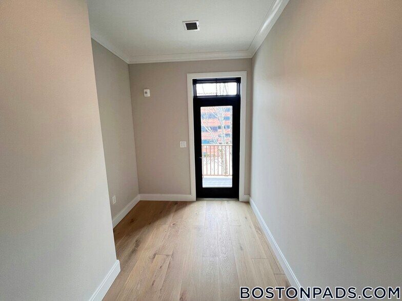 Building Photo - 157 Everett St