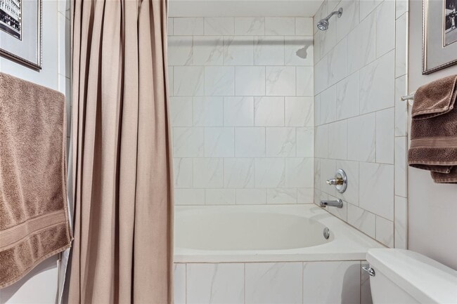 Building Photo - Stunning Downtown Loft w/23 ft. Ceilings -...