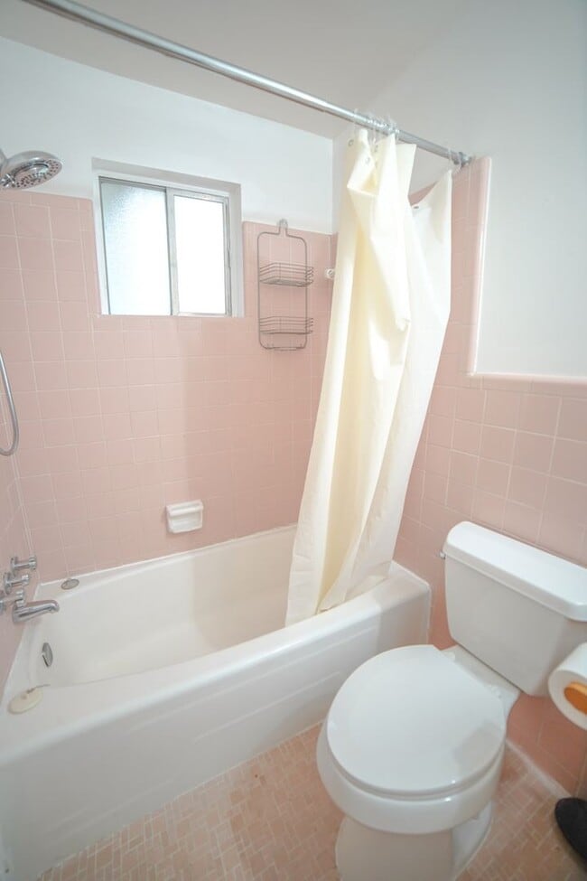 Building Photo - 3 Bed / 2 Bath Brick Home With Yard In Town