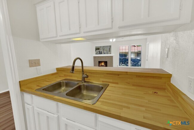 Building Photo - 1202 Thorpe Ln