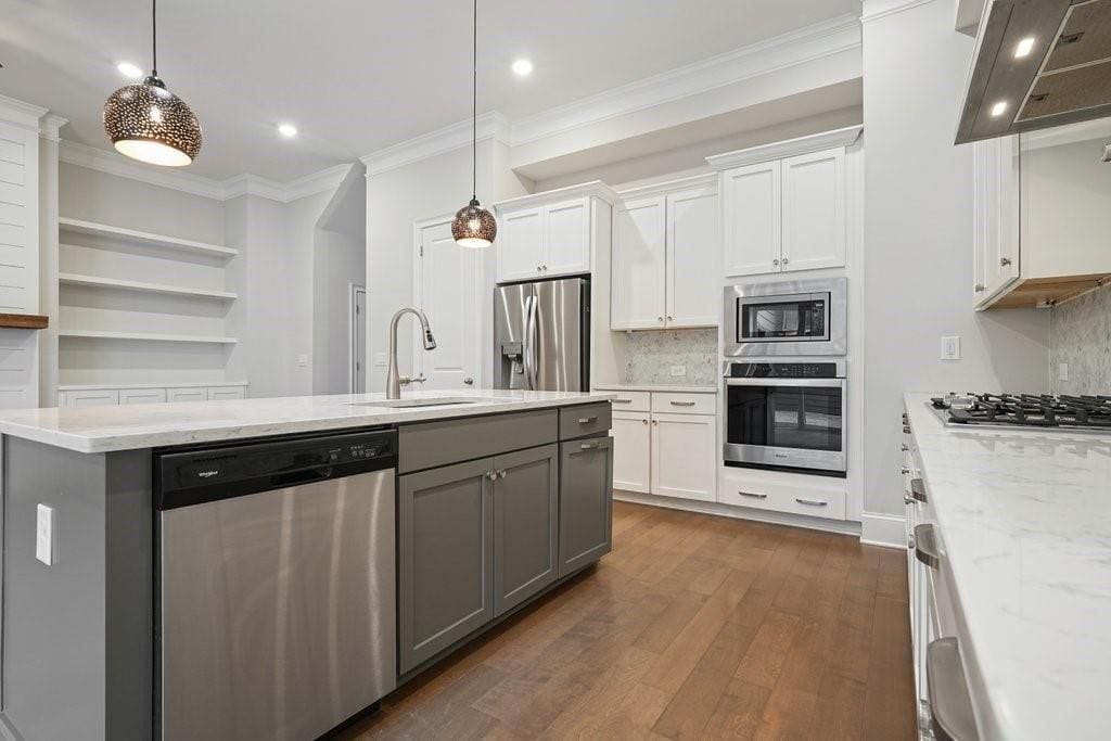 Building Photo - 123 Village Green Ave