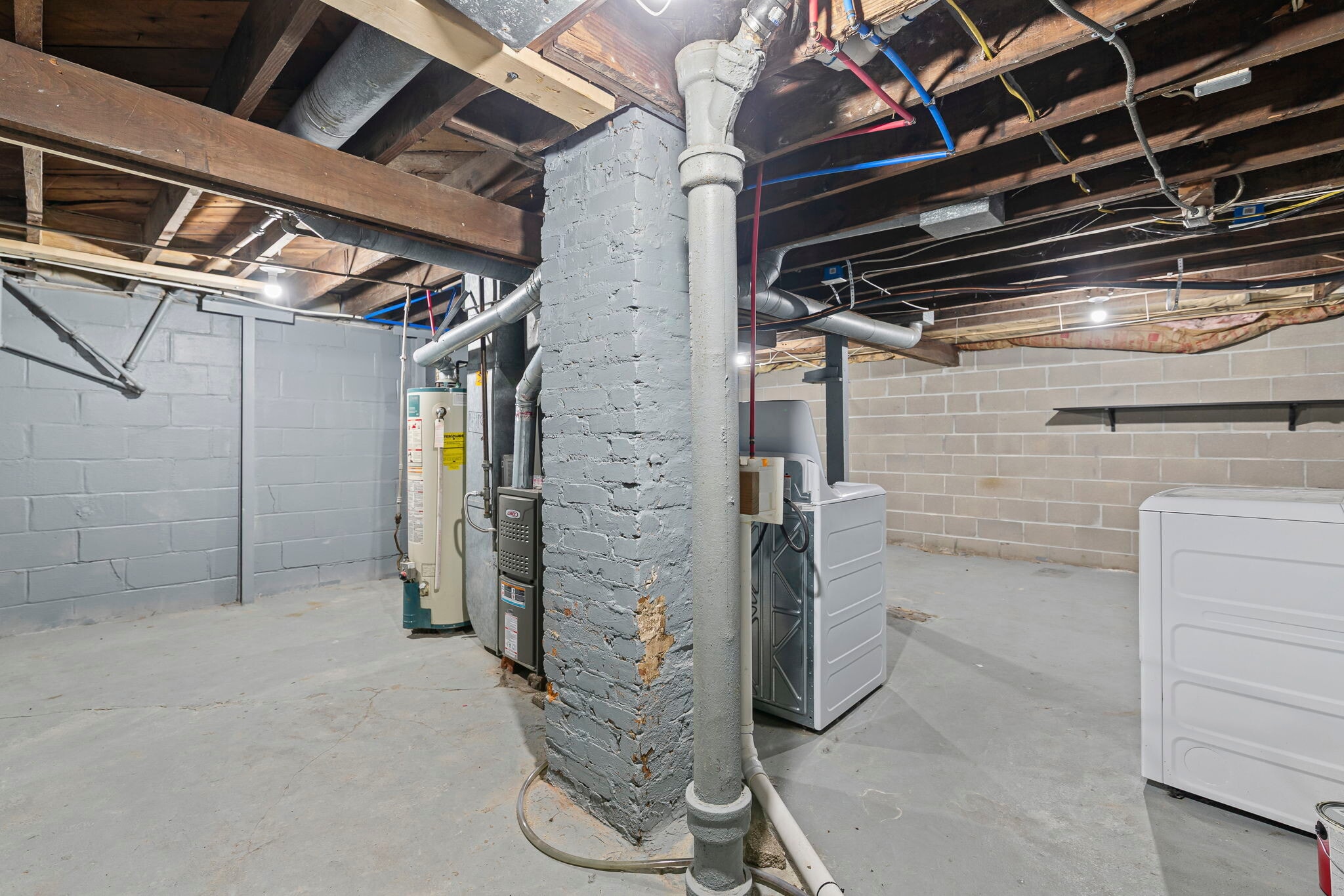 Building Photo - 810 W 77th St