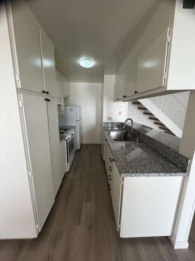 Building Photo - Beautiful Updated Townhome in North Davis