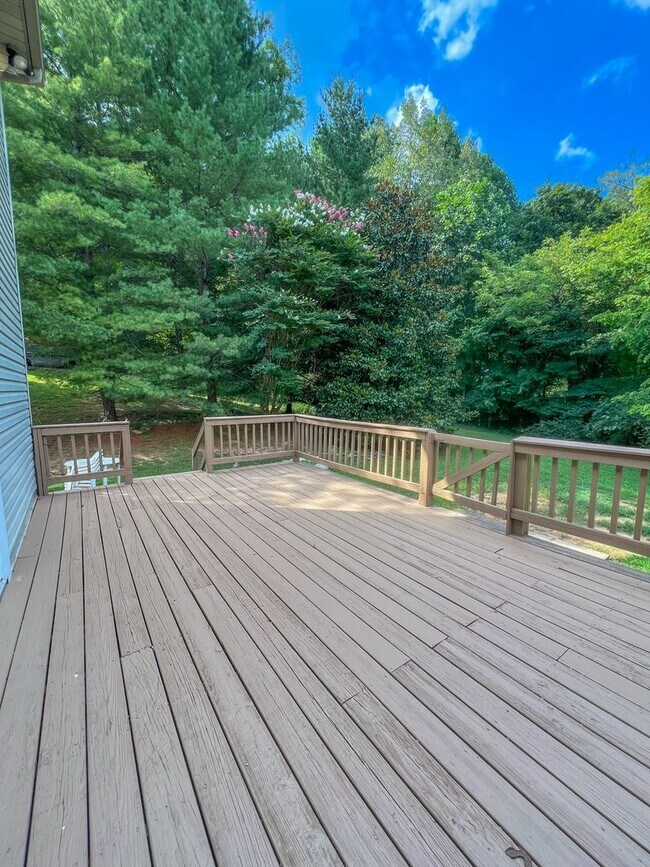 Building Photo - Gorgeous Single-Family Home! Large Deck, B...