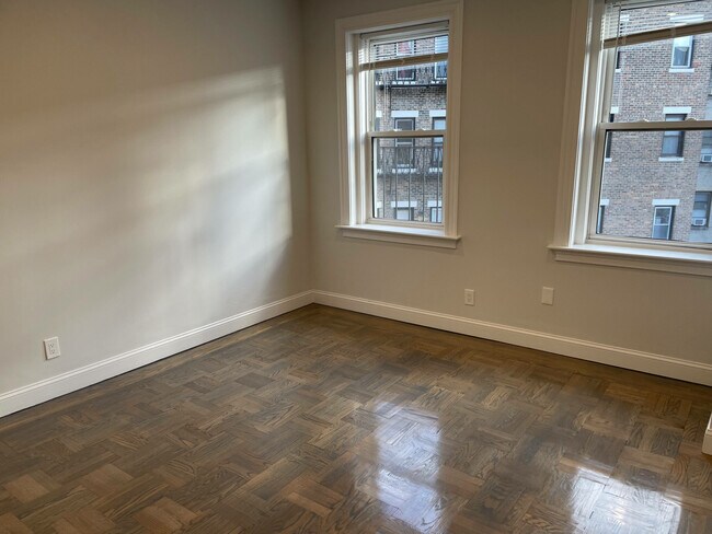 Building Photo - 20 Queensberry St