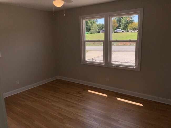 Building Photo - 5 Monaview St