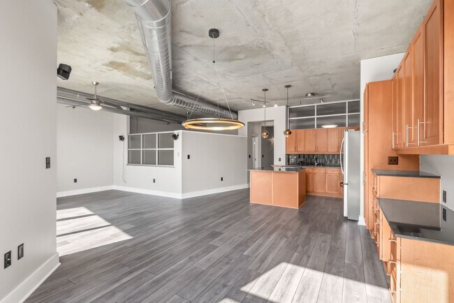 Building Photo - Stylish Uptown 2BD Condo with Balcony, Par...