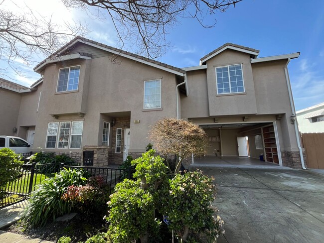 Primary Photo - Upgraded and Beautiful Spacious 4 Bedroom ...