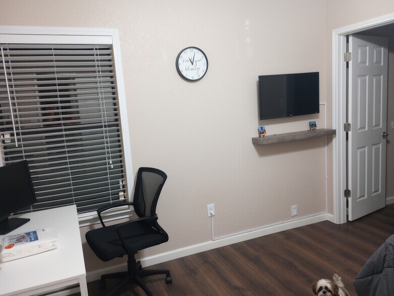 Building Photo - Room in House on Arabian King