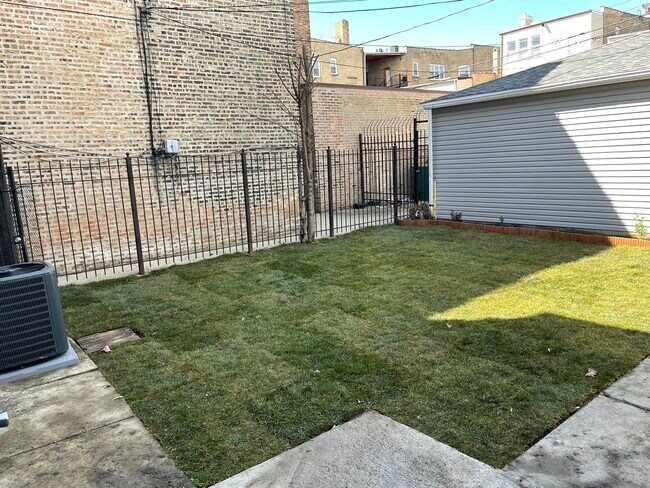 Building Photo - 4044 W Kamerling Ave