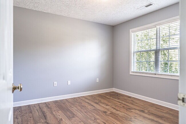 Building Photo - 108 Silverburn Pl