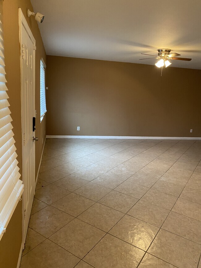 Building Photo - 16510 Lakeshore Dr