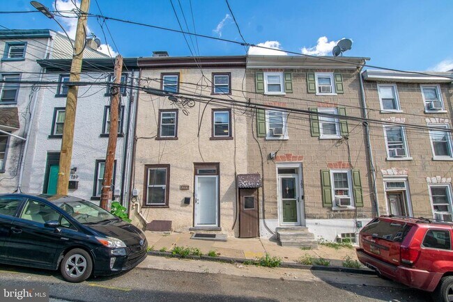 Building Photo - 187 Conarroe St