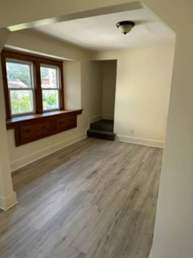 Building Photo - 2 bedroom & 1 bathroom House in Kenmore