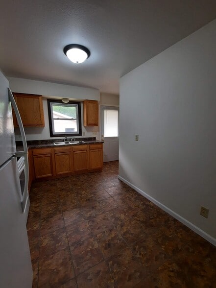 Building Photo - 3135 Runway Ave
