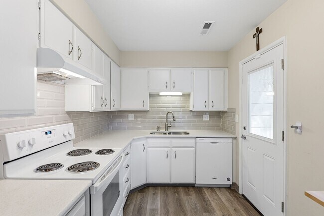 Building Photo - Bright & Comfortable Home with Private Patio and Covered Parking