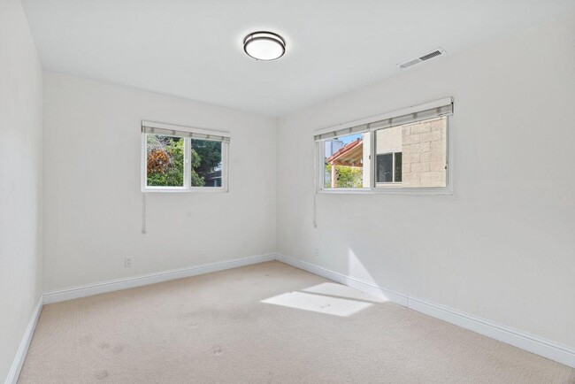 Building Photo - Beautifully renovated Three Bedroom in Mon...