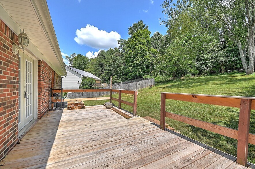 Building Photo - 185 Woodland Cir