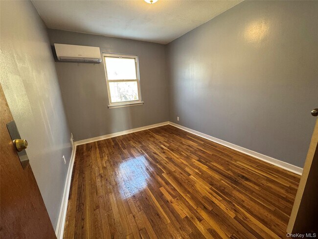 Building Photo - 74-09 85th Rd