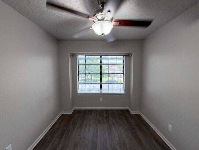 Building Photo - 1009 Markham Ln
