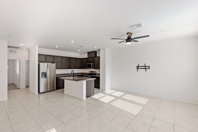 Building Photo - LIKE NEW 3 BEDROOM TOWNHOME