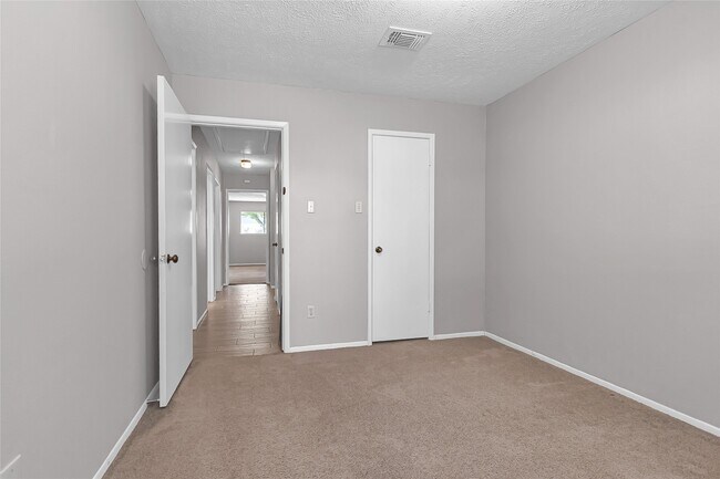 Building Photo - 2710 Green Fields Dr