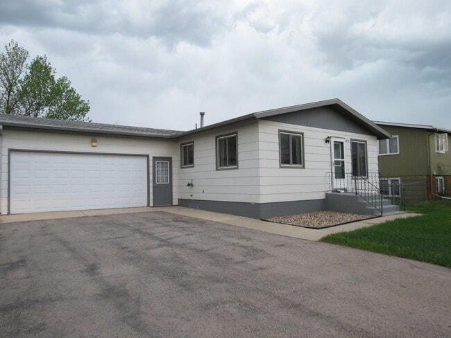 Primary Photo - 3 BEDROOM | 2 BATH | SPACIOUS RAPID VALLEY...