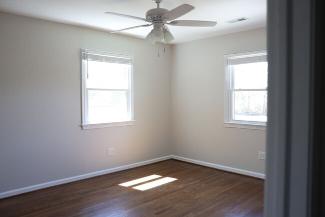 Building Photo - Fabulous neighborhood 4 BR home right on Elizabeth Lake