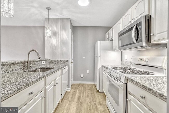 Building Photo - 43585 PATCHING POND Sq