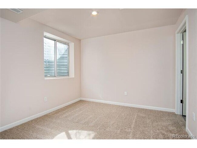 Building Photo - Beautiful single family home with 4 bed an...