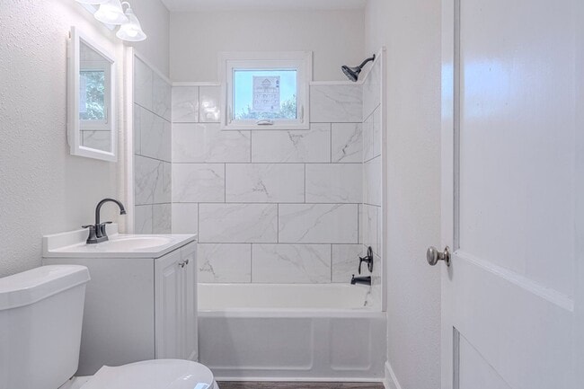 Building Photo - Spacious home for rent!