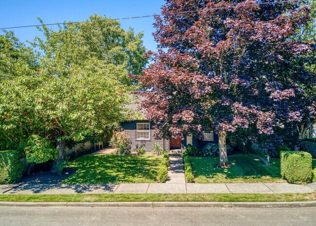 Building Photo - 214 Ave F