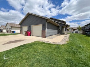 Building Photo - 3 Bed/2 Bath Apartment in Sioux Falls!