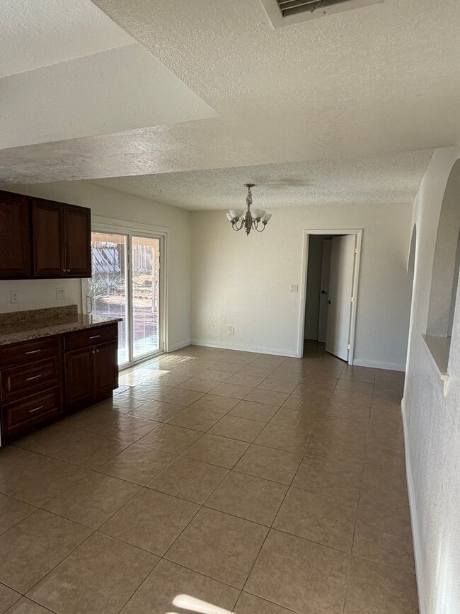 Building Photo - Charming 3 Bedroom with Huge Master Suite