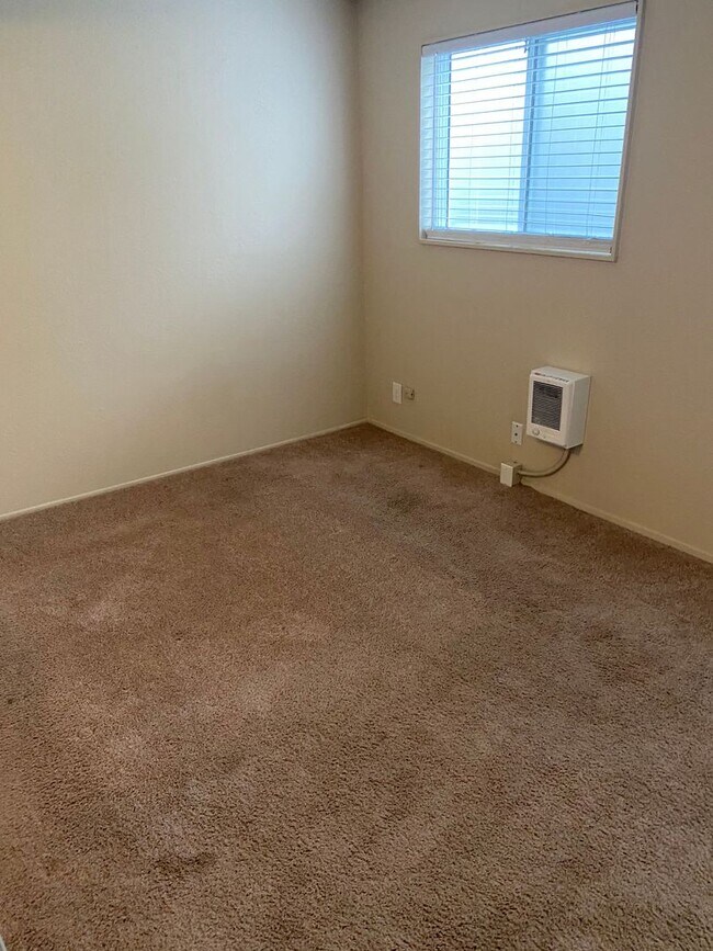 Building Photo - (690) Circle Court - 1 Bedroom / 1 Bathroom