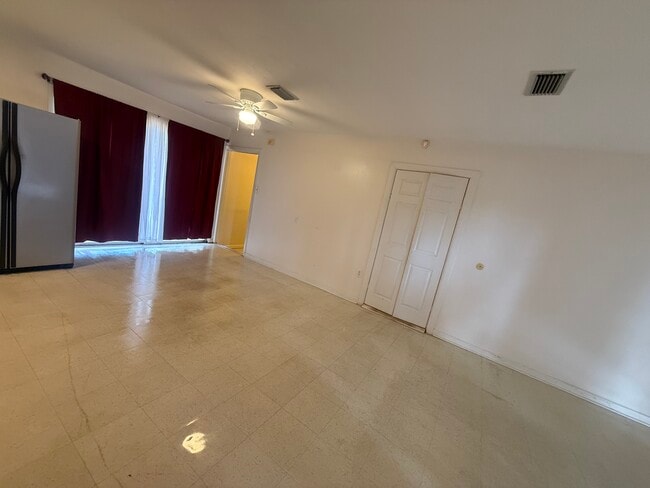 Building Photo - Esposito St