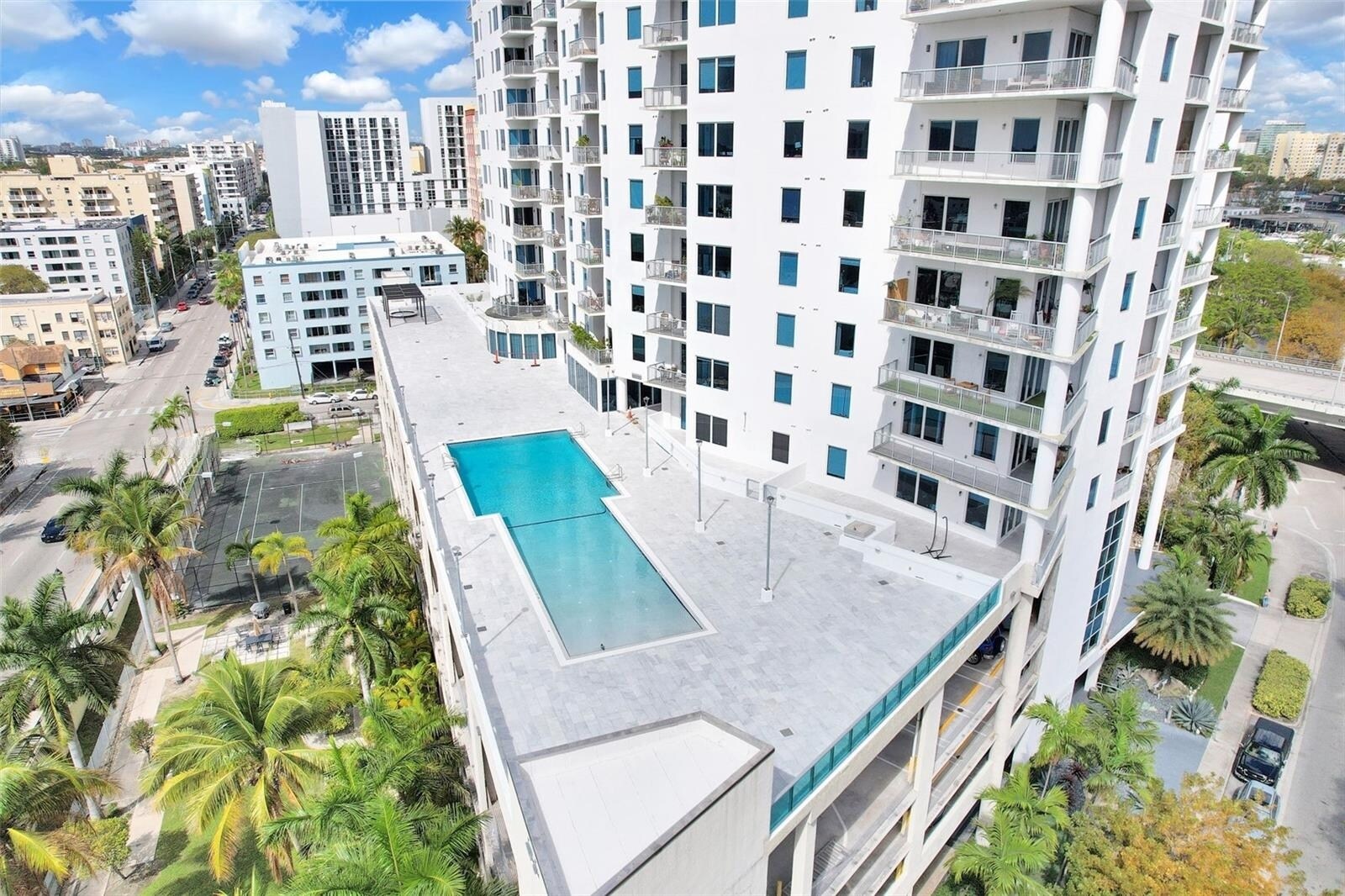 Building Photo - 10 SW South River Dr