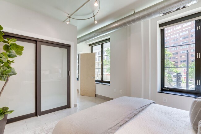 Building Photo - Logan Circle Condo | 2 Bed | 2 Bath | 1,000 Sf | 1 Garage Parking Space