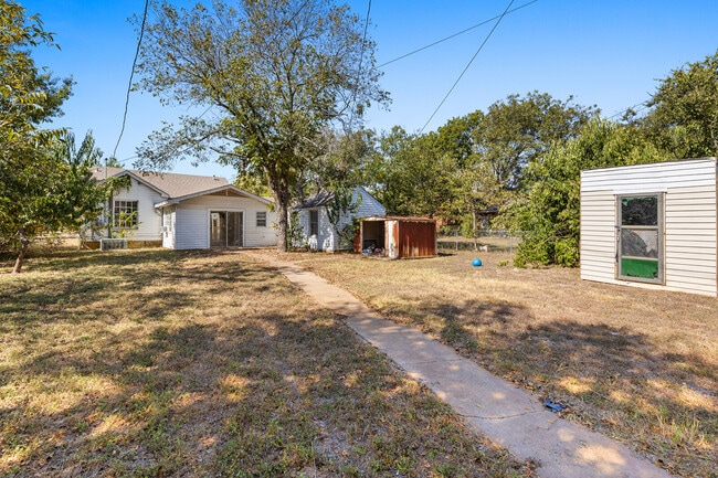 Building Photo - 618 Adams Ave