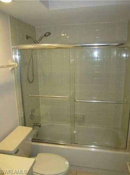 Second bathroom - 10011 Maddox Ln