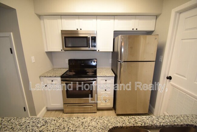 Building Photo - 945 Castle Way