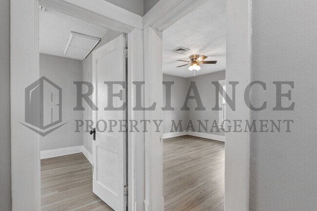 Building Photo - 3321 E Victor St