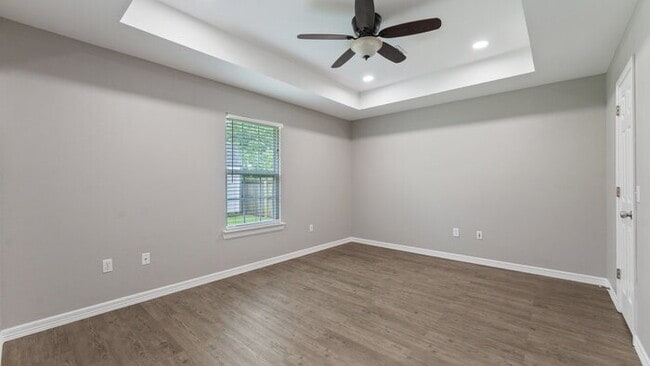 Building Photo - 905 SW Arrowhead Dr