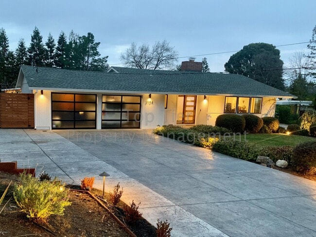 Primary Photo - Beautiful, Private, Bright, Remodeled 3 Bd...