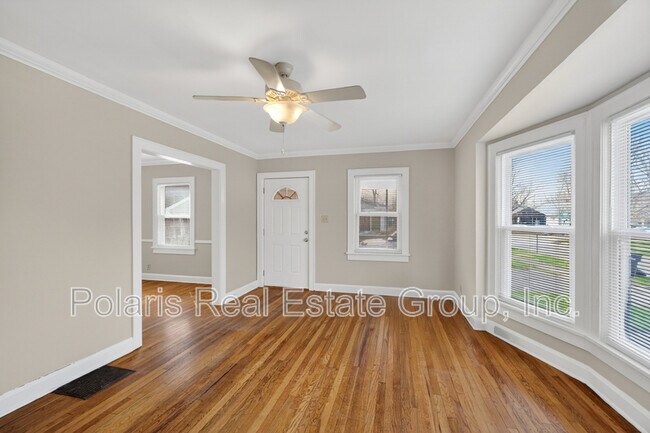 Building Photo - 715 E 60th St